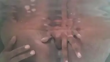 Tattooed Indian slut plays with her boobs and dark cunt underneath the water while in the bathtub