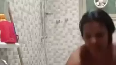 Desi aunty bathroom selfie Video