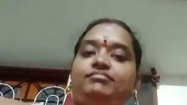 Tamil chubby wife boobs showing for secret lover viral MMS