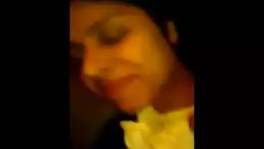 Beautiful Delhi girl gives amazing blowjob to boyfriend