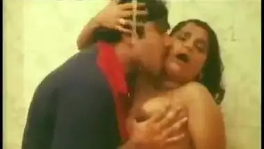 Geeli aunty se pati ke dost ne bathroom mai wet sex masti ki