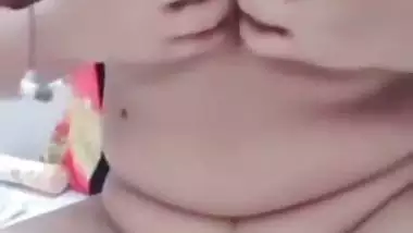 Girlfriend asshole showing and fingering pussy viral MMS