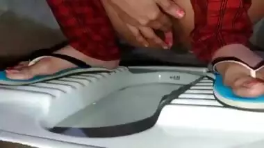 Indian desi wife in toilet peeing with fingering rub pussy DESISLIMGIRL XVIDEO NEW VIDEO