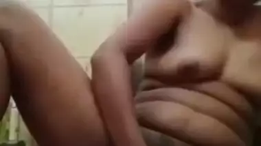 Horny Bengali bitch fingering her bald pussy on cam