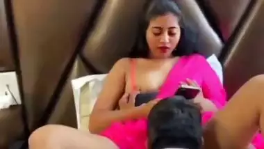 Gigolo licks slut Siya’s pussy in desi sex video