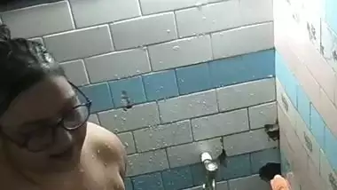 Chubby MILF bathing caught by neighbor viral MMS