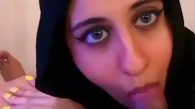 Hijabi Dhaka babe sucks boss’s dick in Bangladeshi sex video