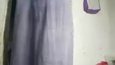 Super Hot Look Desi Girl Showing Her Boobs and Pussy New Video