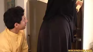Muslim Bhabhi Ne Burka Utha Ke Apne Bhaiya Se Gaand Chudwa Li - Bhai Behan And Niks Indian