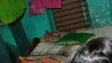 Indian babe takes her XXX boob out of sari and rubs it on camera