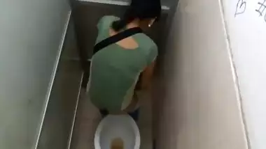 Desi pervert records amateur girl taking XXX pee in public toilet