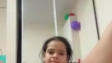 Indian nude babe records her fingering MMS for fun