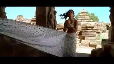 Exposure of Desi Actress in Hot Masala Song – FSIBlog.com