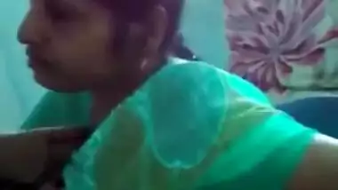 Indian MILF in green bra and sari shows off her XXX body but man touches