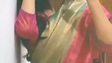 Mallu girl in saree and in topless viral video making