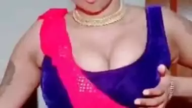 Joyful Desi chick in XXX sari provocatively moves her dazzling body