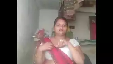 Hot housewife bhabhi mahalakshmi exposing bubbly navel and milky cleavage