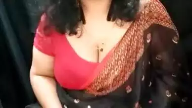 Village Desi slut exposes big saggy ass and tits in the XXX chat