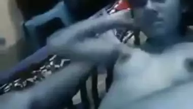 Skinny Desi girl lets boyfriend make MMS video during XXX coupling