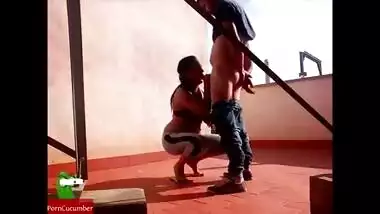 Couple climbs to the terrace of the estate and end up having sex between the clothes CRI048