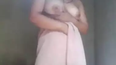 Indian babe shows tongue to make XXX viewers get interested in show