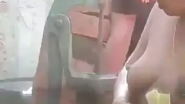 Neighbor aunty bathing with son entering viral MMS