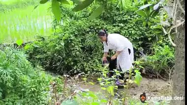Indian sex video of a lady bathing outdoors in the stream