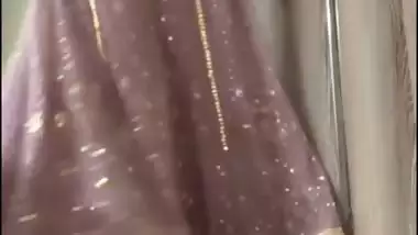 Beautiful Muslim lady lifts salwar and shows pussy