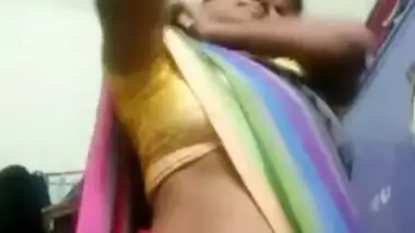 Indian MILF takes off her sex outfit to lay XXX parts open for fans