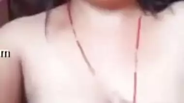 Desi woman sets camera down there and starts sex show focused on twat