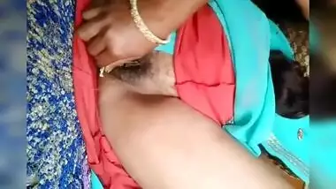 Desi Aunty, Desi Bhabhi And Desi Mms - Desi Bhojpuri Bhabhi Baigan Se Choot Ki Khujli Mitate Hue