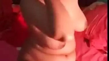 XXX sexual show of Desi woman who flaunts naked body in bed in MMS clip