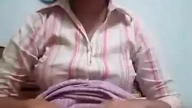 Posh Indian girl in shirt explores own XXX pussy in front of the webcam