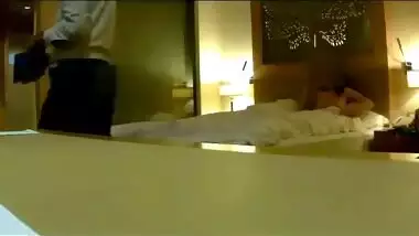 Worker of hotel and naked Indian diva take part in unplanned porn clip