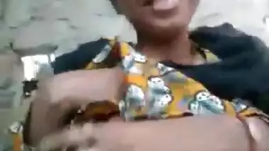 MILF opens XXX parts and even takes sex boobs out for outdoor Indian film