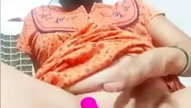 Home show of amateur Desi model in orange sari who gives XXX blowjob