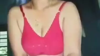 Big boob South Indian lady gives a handjob