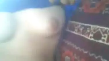 Indian chubby prostitute flashes her boobies in car