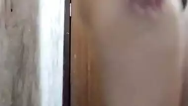 Li Ya - Kya Hua Jab Pati N Bathroom M Pakd Kis Aur K Sath