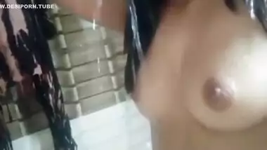 Desi Indian Bhaiya Ne Or Papa Ne Mujhe Nahate Hue Khidki Se Dekha Mere Pyare Bhaiya Papa