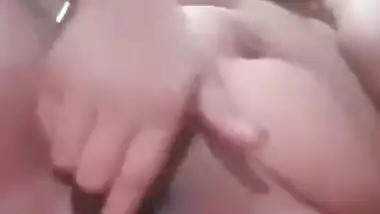 Fat XXX amateur Desi actress takes top and pants off in MMS video