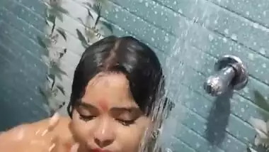 Busty mature wife bathing nude video