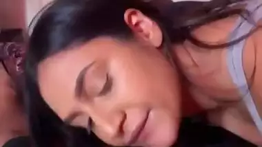Hot Bangla babe sucks a dick and balls in Indian porn