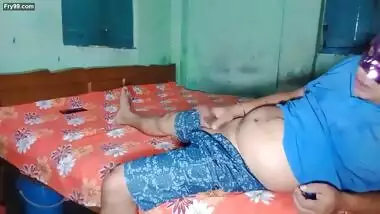 Indian bengali pinki vabi ka hal chal puchne aya tha davor usi banane chut chod ke chala gaya.