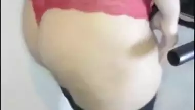 Leah Jaye In British Indian Slut Strips Whilst Working Out On Treadmill