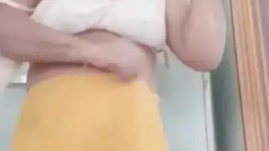 Desi Horny houseiwfe beauty shoing boooobs to lovr