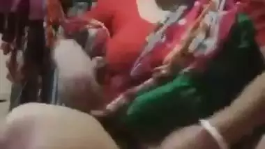 Bangla sex video of a poor aunty bouncing on a plastic bottle