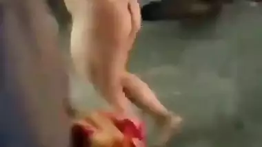 Indian nude MMS of a Kolkata slut walking naked on streets