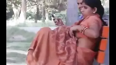 Gujrati Aunty Shows her Boobs in park outdoor mms