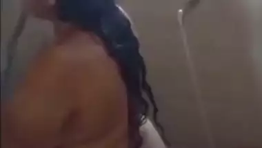 Big ass mature Indian aunty bathing videos online